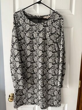 LOFT Gray and White Floral Knit Top